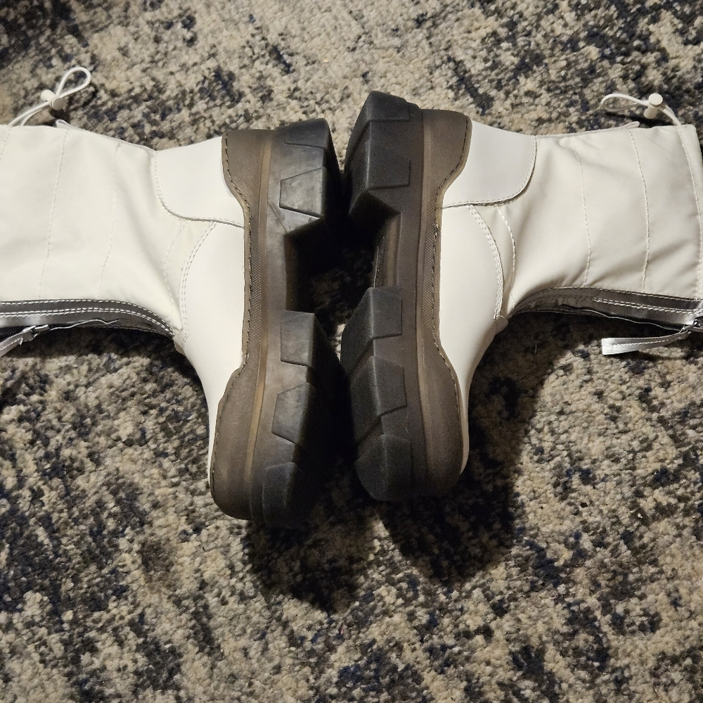 White ankle Winter boots